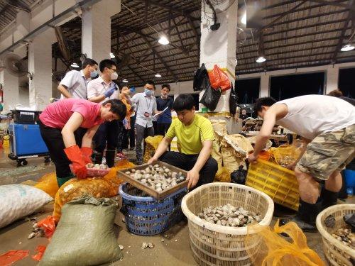 凌晨行動(dòng) 廣州市市場(chǎng)監(jiān)管局突擊檢查水產(chǎn)品市場(chǎng)